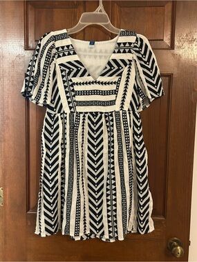 Black & White Geometric V-Neck Swing Dress